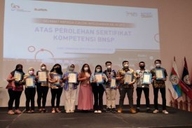 Penyerahan sertifiikat kompetensi BNSP dari Lembaga Sertifikasi Profesi Universitas Pembangunan Jaya (LSP UPJ) kepada penerima sertifikat kompetensi untuk skema Manajemen Sumber Daya Manusia pada tanggal 31 Agustus 2022.