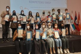 Penyerahan sertifiikat kompetensi BNSP dari Lembaga Sertifikasi Profesi Universitas Pembangunan Jaya (LSP UPJ) kepada penerima sertifikat kompetensi untuk skema Pelaksanaan Kegiatan Hubungan Masyarakat pada tanggal 31 Agustus 2022.