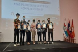 Penyerahan sertifiikat kompetensi BNSP dari Lembaga Sertifikasi Profesi Universitas Pembangunan Jaya (LSP UPJ) kepada penerima sertifikat kompetensi untuk skema Penulisan Naskah Program Televisi pada tanggal 31 Agustus 2022.