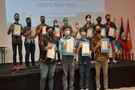 Penyerahan sertifiikat kompetensi BNSP dari Lembaga Sertifikasi Profesi Universitas Pembangunan Jaya (LSP UPJ) kepada penerima sertifikat kompetensi untuk skema Network Designer pada tanggal 31 Agustus 2022.